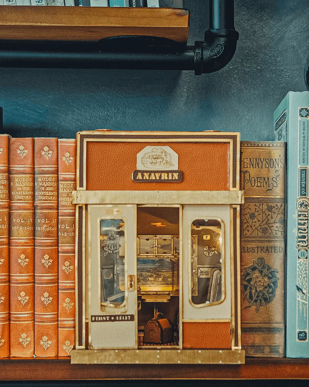 🛤️ 1940s Train Cabin Book Nook Kit (Motion Scene)