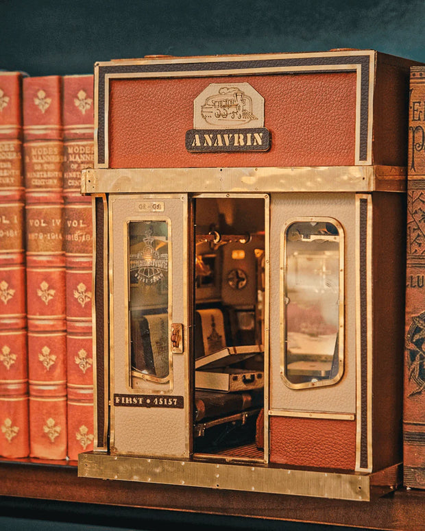🛤️ 1940s Train Cabin Book Nook Kit (Motion Scene)